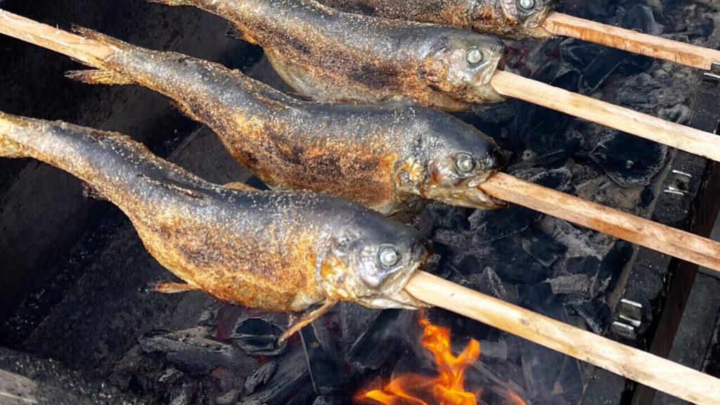 Leckerer Steckerlfisch an der Fischhütte Reiter in Prien Osternach
